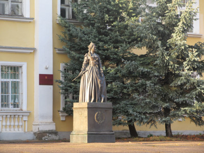 Памятник Екатерине второй в г. Новоржеве.
